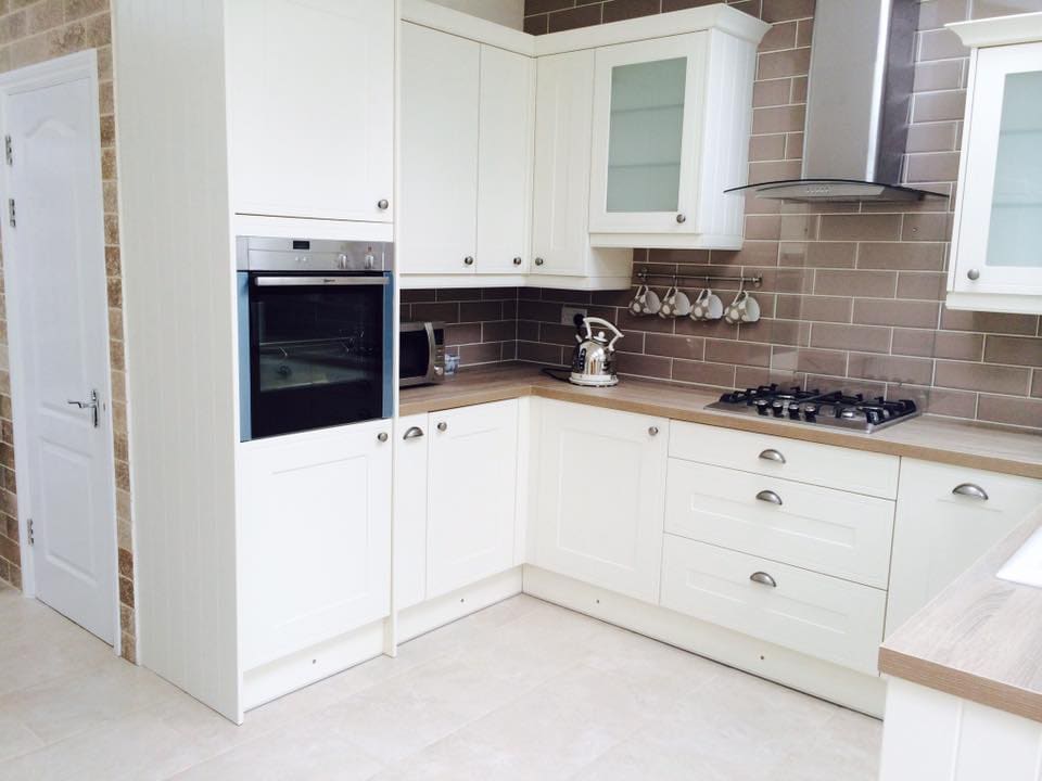 Cream shaker kitchen with integrated oven, gas hob and extractor