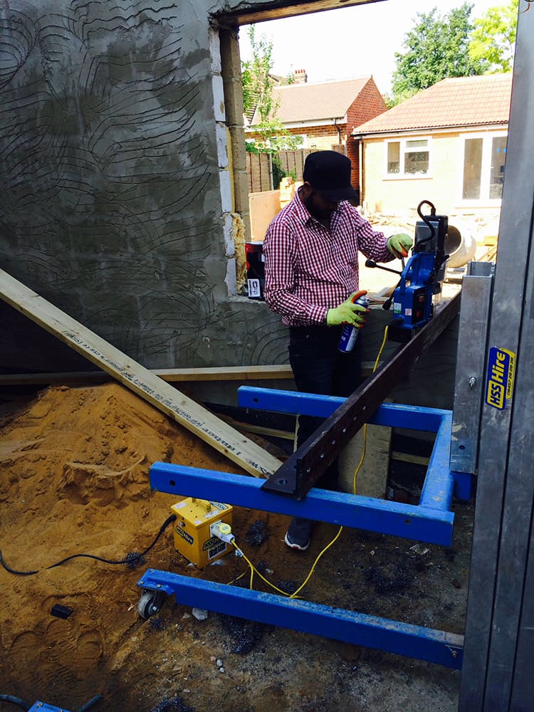 Operative cutting materials on a saw bench outside