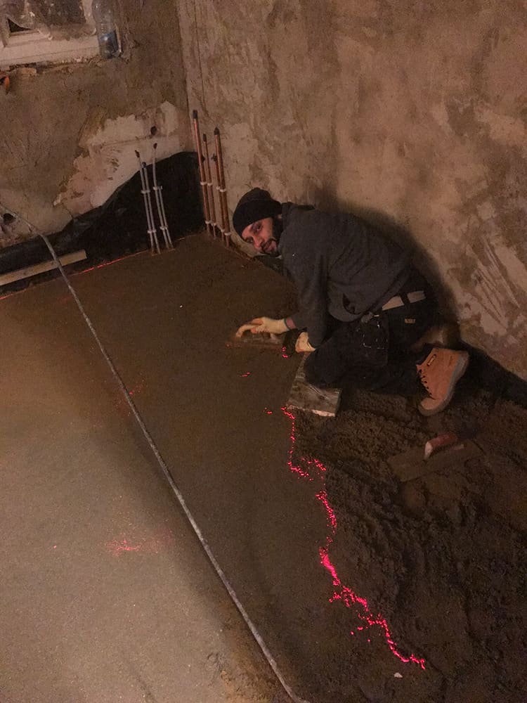 Operative laying screed over underfloor heating by laser level