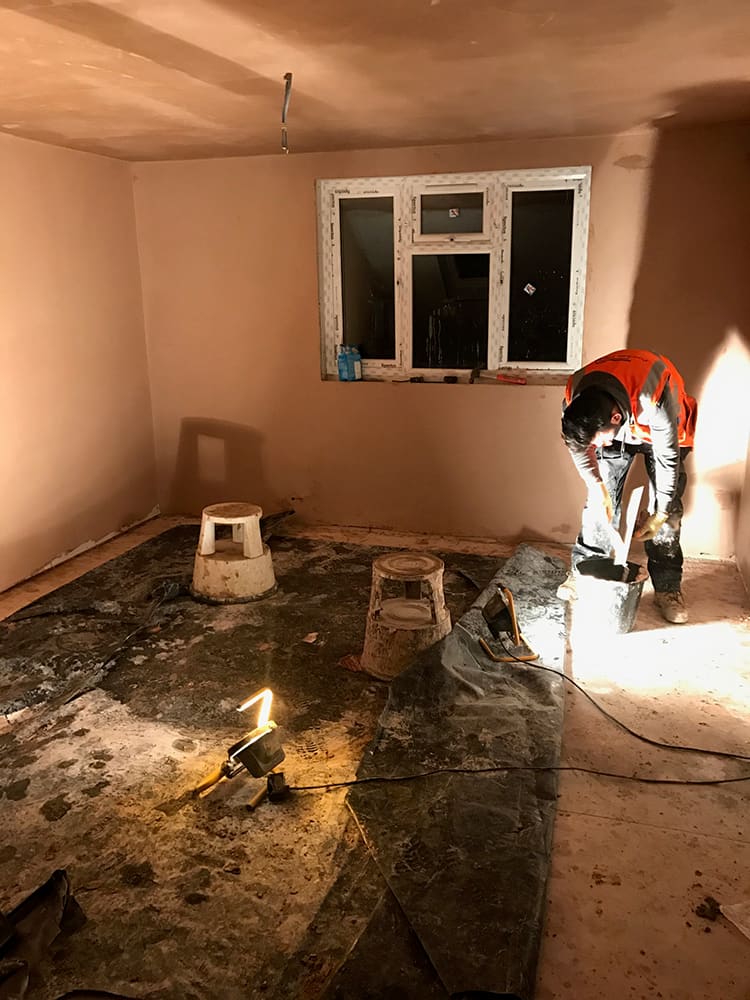 Operative levelling a floor screed in a stripped room