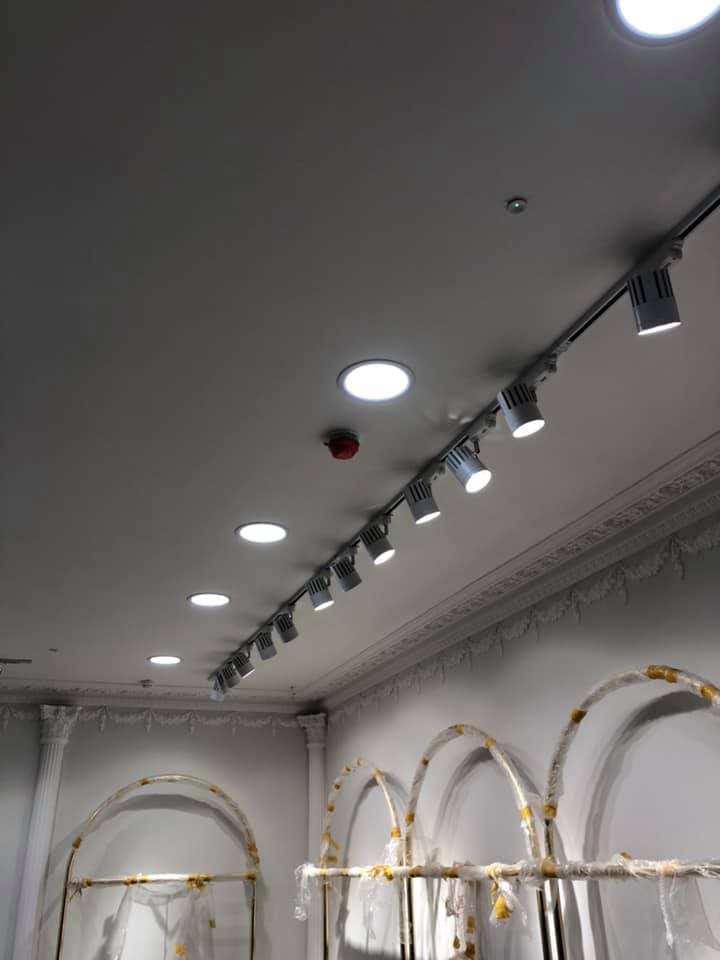 Track spotlights and recessed lighting in the fitted ceiling