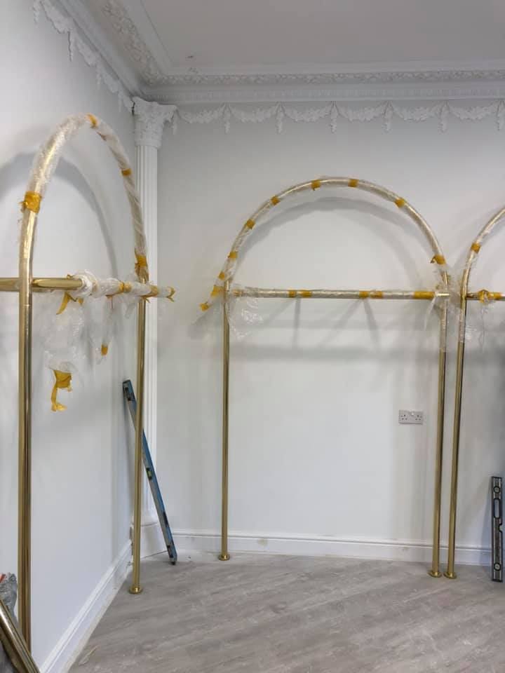 Operatives levelling gold display arches