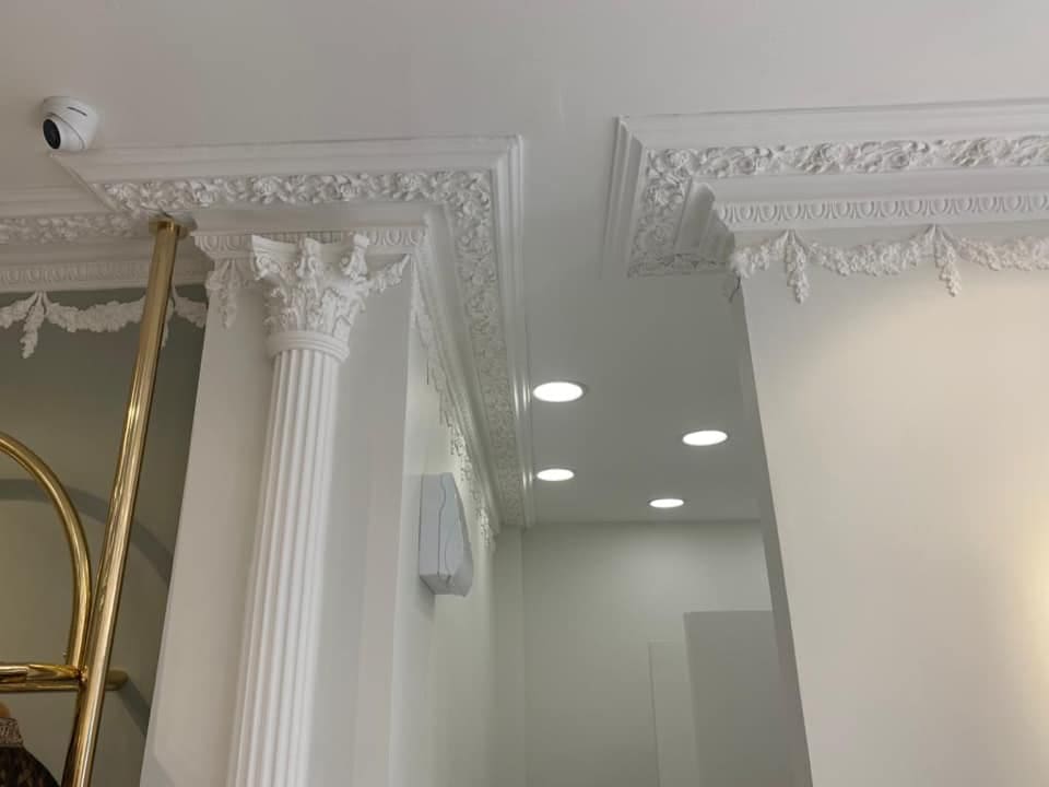 Decorative cornice and Corinthian column head with recessed lighting
